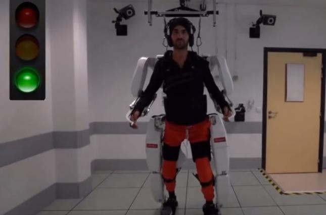 Новый экзоскелет дал возможность парализованному от плеч мужчине пройти 145 метров - 1 Новый экзоскелет дал возможность парализованному от плеч мужчине пройти 145 метров - 1