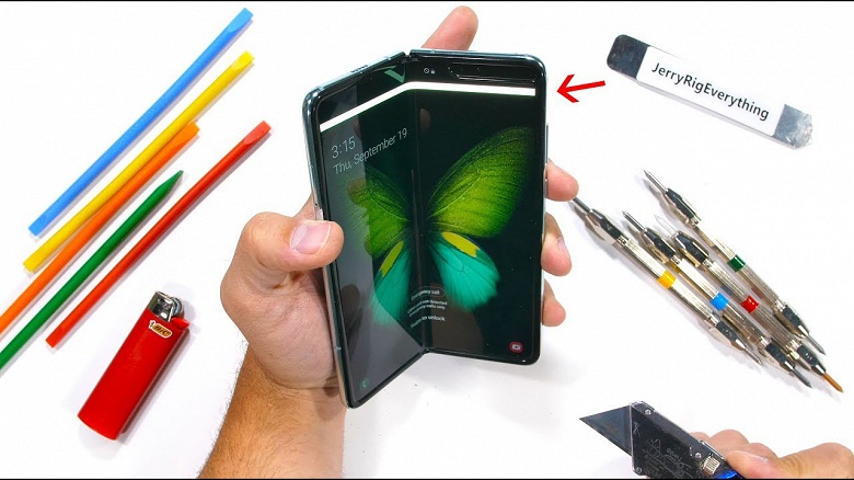 Мастер сокрушения разобрал Samsung Galaxy Fold и удивился, как тот вообще работает