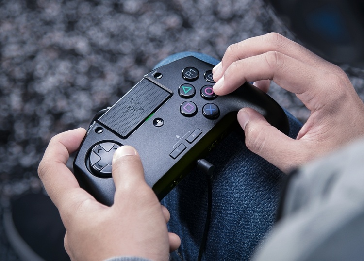 Игровой контроллер Razer Raion подходит для PlayStation 4 и ПК