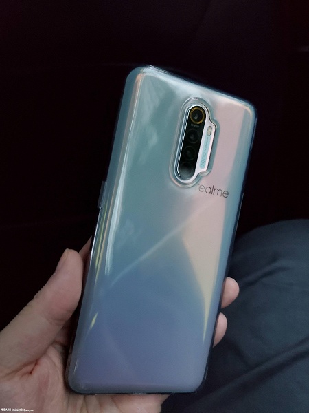 Убийца Redmi Note 8 Pro позирует на камеру 