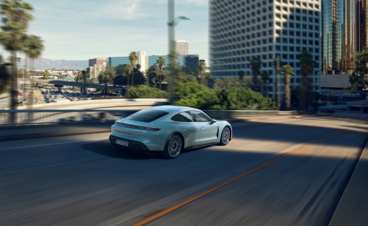 Porsche представила более доступную версию электромобиля Taycan