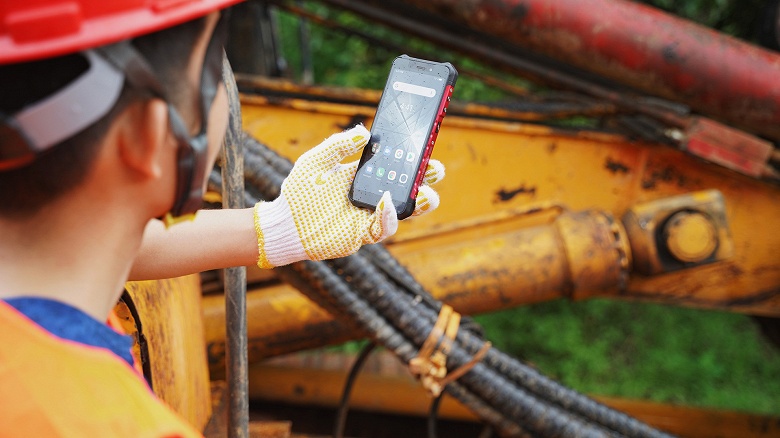 Выпущен супербюджетный неубиваемый смартфон с огромным аккумулятором и поддержкой 4G