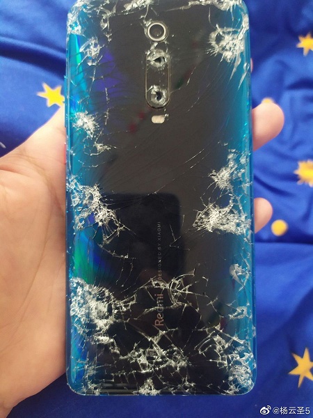 Redmi K20 оказался полунеубиваемым. Смартфон пережил экстремальную ситуацию на дороге - 2 Redmi K20 оказался полунеубиваемым. Смартфон пережил экстремальную ситуацию на дороге