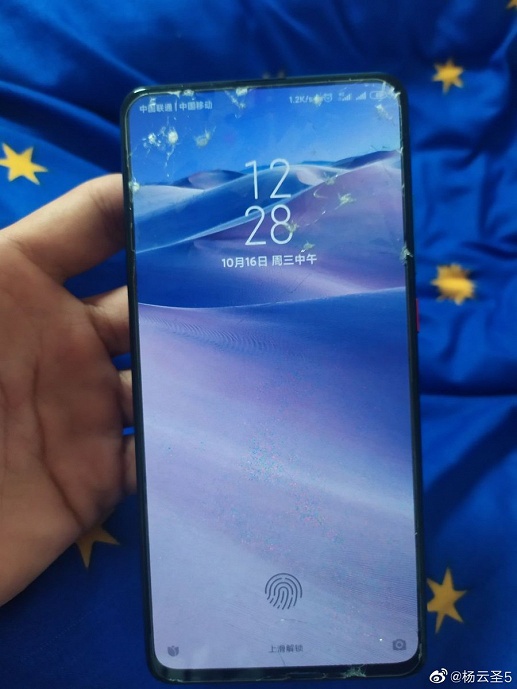 Redmi K20 оказался полунеубиваемым. Смартфон пережил экстремальную ситуацию на дороге - 1 Redmi K20 оказался полунеубиваемым. Смартфон пережил экстремальную ситуацию на дороге