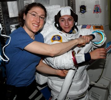 Состоялся первый в истории выход в открытый космос двух женщин - 5