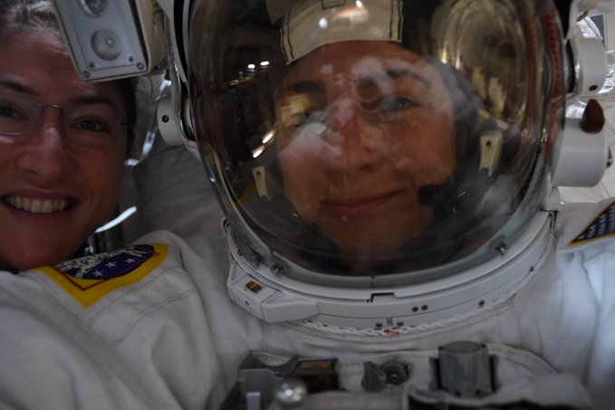 Состоялся первый в истории выход в открытый космос двух женщин - 6