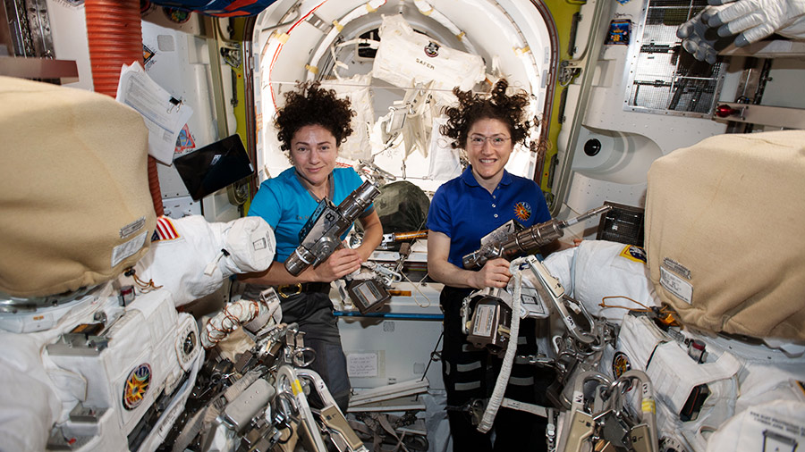 Состоялся первый в истории выход в открытый космос двух женщин - 7