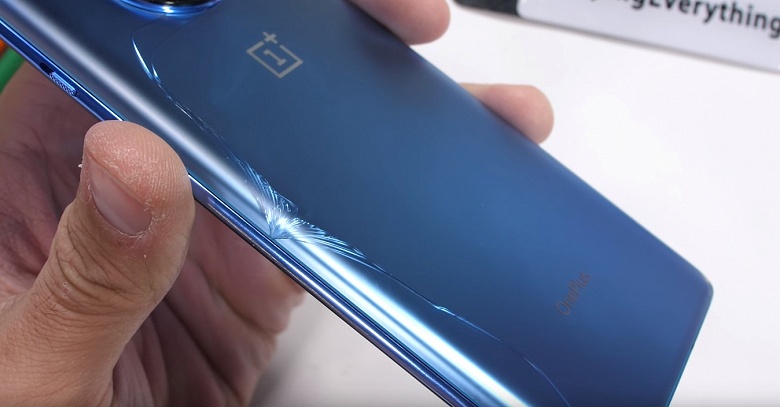 Когда большое отверстие &mdash; это плохо. OnePlus 7T провалил тест на прочность