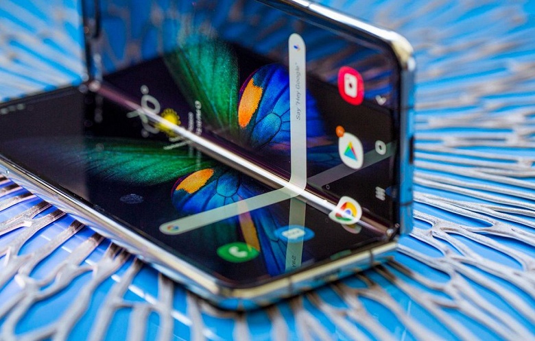 Самоуверенность Samsung. Компания рассчитывает нарастить продажи гибких смартфонов на порядок