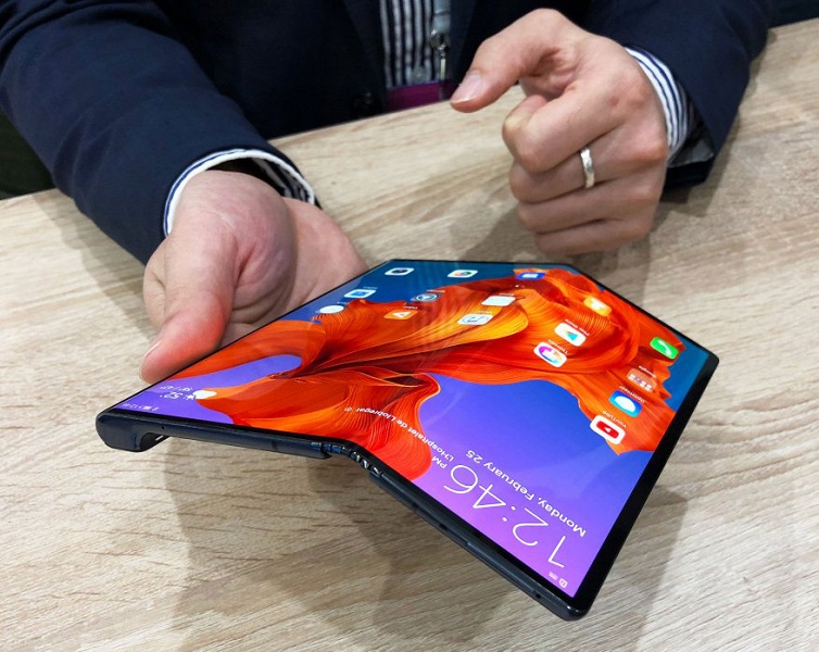 Складной Huawei Mate X с гибким экраном наружу окажется шокирующе дешевле Samsung Galaxy Fold с экраном внутри