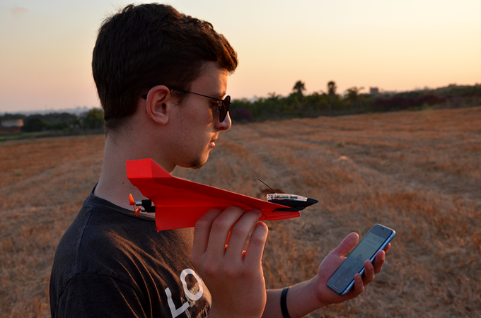 Управляемый со смартфона бумажный самолётик собрал более миллиона долларов на Kickstarter