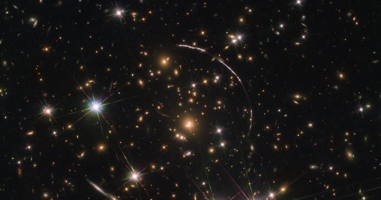 «Хаббл» получил удивительный снимок далекой галактики