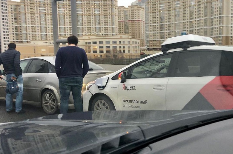 Беспилотный автомобиль Яндекса врезался в легковушку в Москве