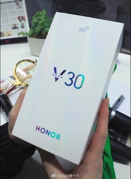 Флагман Honor с семью камерами, 90 Гц и 5G на первых живых фото