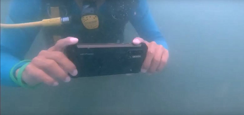 Первый в мире неубиваемый смартфон с Helio P90 и 10-кратным зумом с честью прошел испытание на непотопляемость