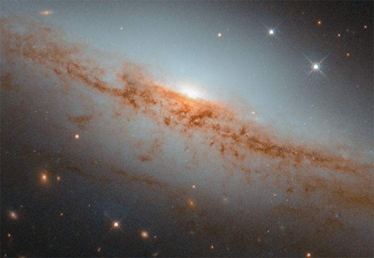Фото дня: спиральная галактика в необычном ракурсе