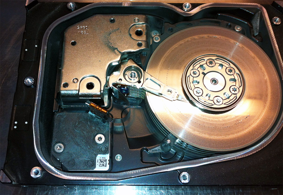 Реанимировать жесткий. Seatools жесткие диски. Пластины жесткого диска. Неисправный жесткий диск. Дисковые пластины HDD.