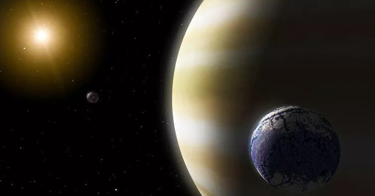 Вокруг странной гигантской экзопланеты могут быть обитаемые луны