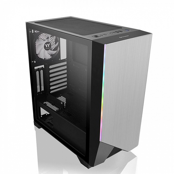 Передняя панель корпуса Thermaltake H550 TG ARGB изготовлена из алюминия, а боковая — из стекла