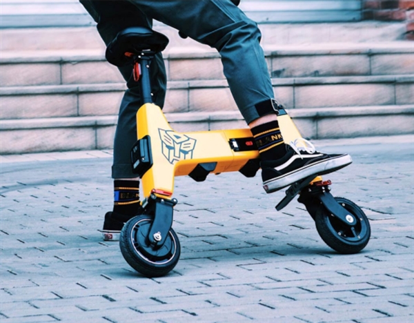 Xiaomi представила электрический складной самокат с запасом хода 30 км - 1 Xiaomi представила электрический складной самокат с запасом хода 30 км