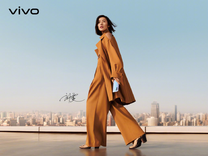 Перспективный камерофон в руках пользователя - 2 Перспективный камерофон в руках пользователя