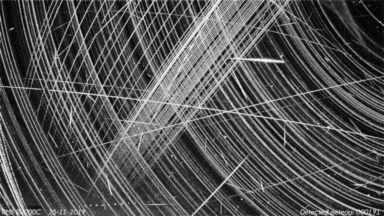 Как спутники Илона Маска мешают астрономам: необычные снимки