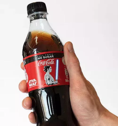 Вышла Coca-Cola со световым мечом OLED на бутылке