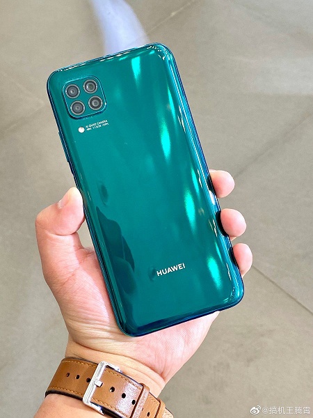 Внебрачный сын Huawei Mate 20 и iPhone 11 позирует вживую