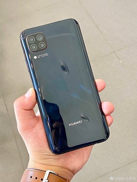 Внебрачный сын Huawei Mate 20 и iPhone 11 позирует вживую