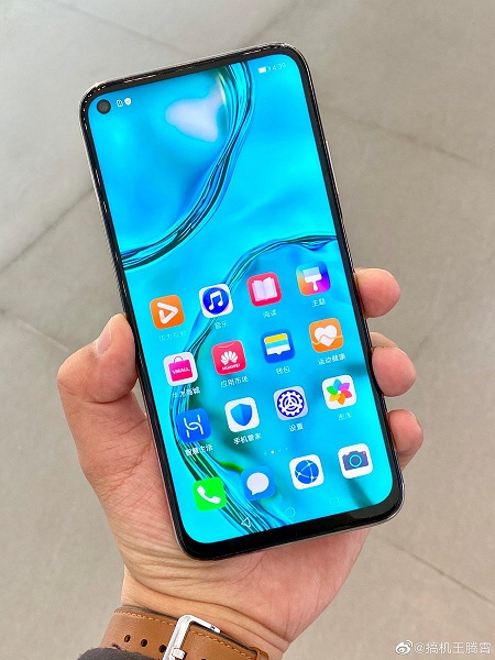 Внебрачный сын Huawei Mate 20 и iPhone 11 позирует вживую