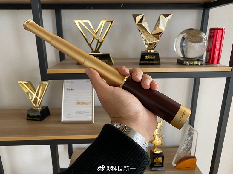 Боксерские перчатки, скейтборд, что дальше? Подзорная труба!