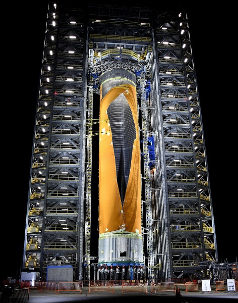 Вот как разрывает 65-метровый топливный бак огромной ракеты