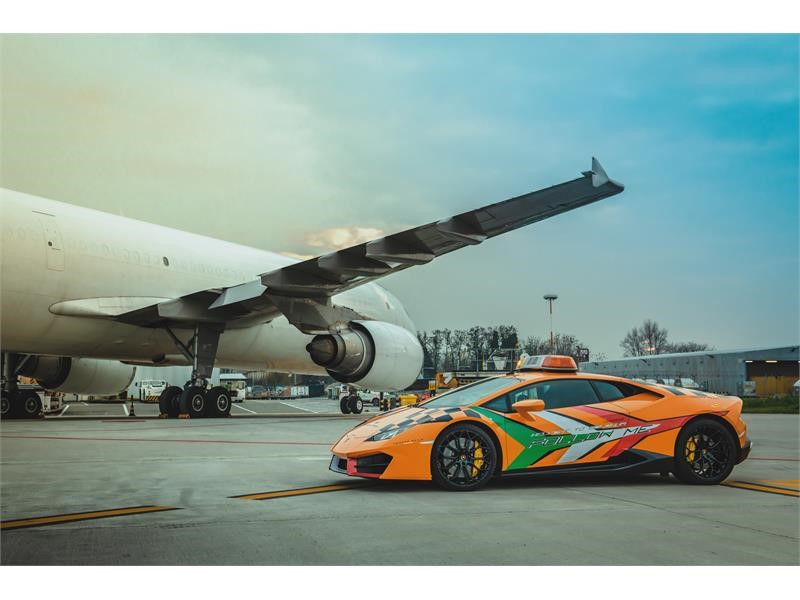 На работу в итальянский аэропорт поступил новый Lamborghini - 2