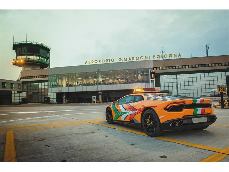 На работу в итальянский аэропорт поступил новый Lamborghini - 3