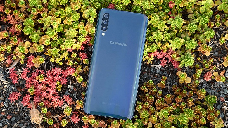 Один из самых успешных смартфонов Samsung продолжает получать одно обновление за другим