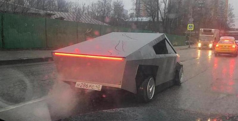 Кибертрак по-русски: на дорогах Москвы нашли самодельный пикап, как у Илона Маска - 1 Кибертрак по-русски: на дорогах Москвы нашли самодельный пикап, как у Илона Маска