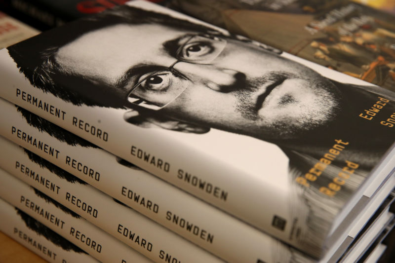 Власти США заберут весь доход с продаж книги Эдварда Сноудена Permanent Record - 1