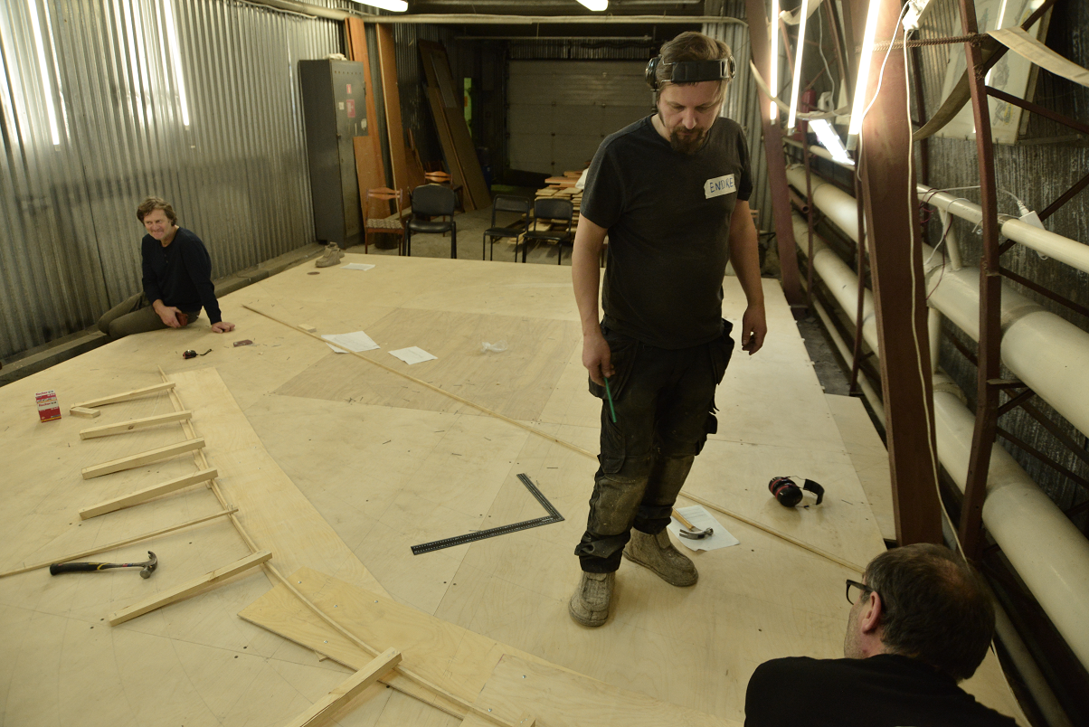 заготовка шаблона, размещенная под планкой