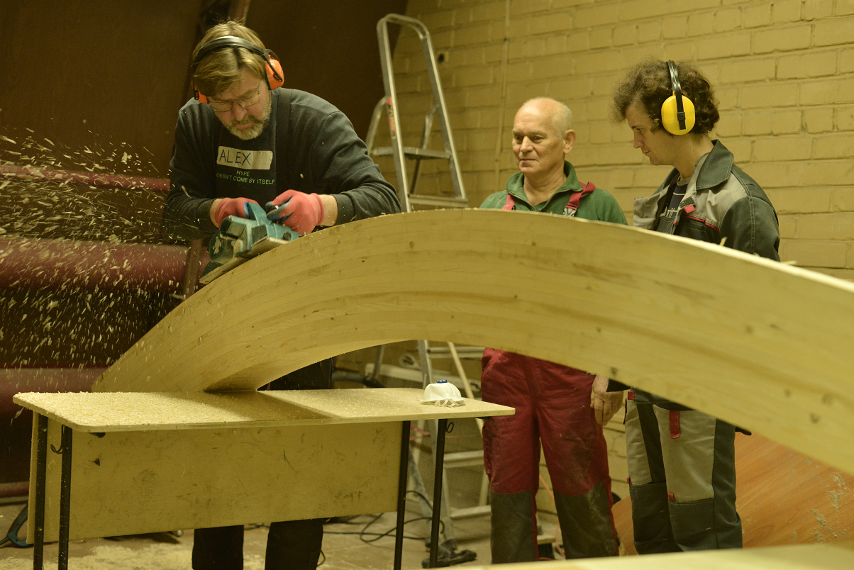 доводим угол малки рубанком