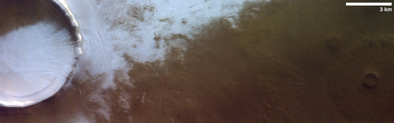 Удивительный снимок покрытого льдом кратера на Марсе