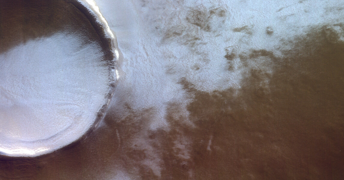 Удивительный снимок покрытого льдом кратера на Марсе