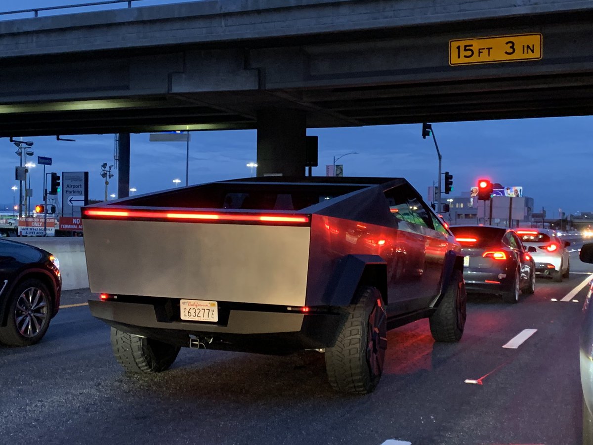 На МКАД заметили реплику Tesla Cybertruck. Как оказалось, это кастомизированный… ВАЗ 2109 - 2