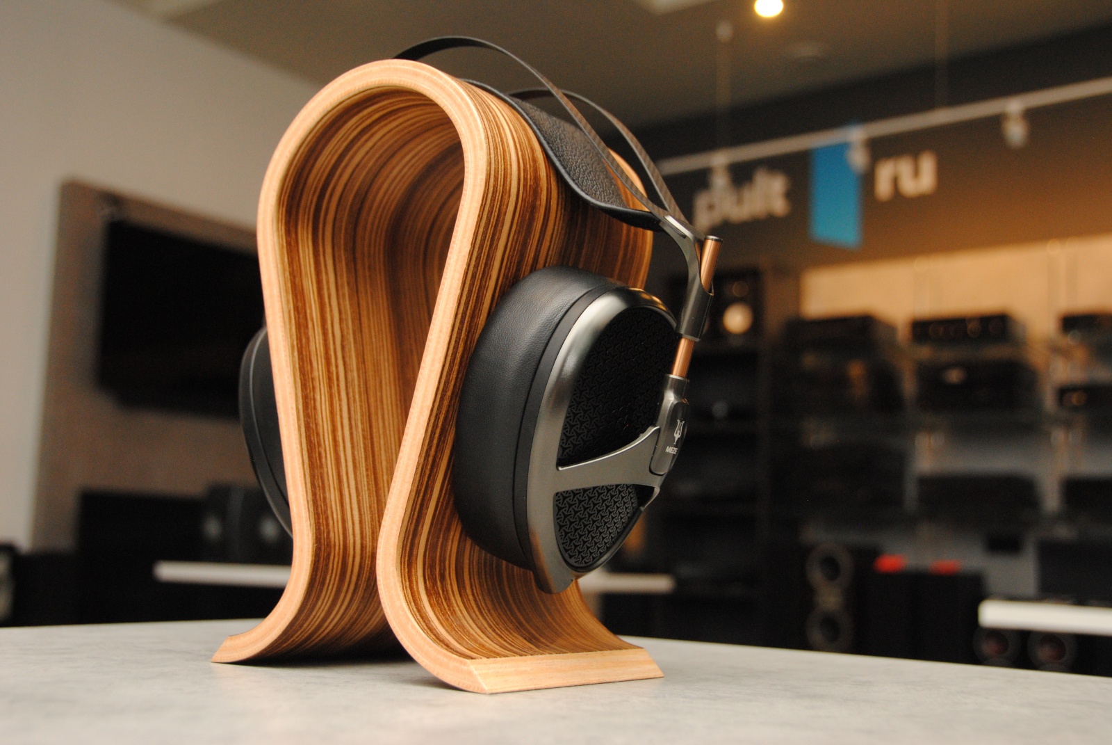 Сравнение гибридов или что ожидает владельцев румынских наушников Meze за 84 990 и 239 990 рублей - 2 Сравнение гибридов или что ожидает владельцев румынских наушников Meze за 84 990 и 239 990 рублей - 2