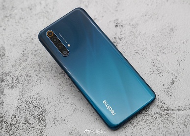 12 ГБ, 120 Гц и 5G по очень привлекательной цене. Realme X50 5G Master Edition позирует вживую