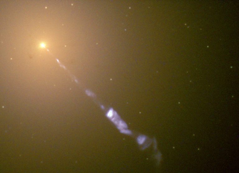 Черная дыра извергает потоки вещества со сверхсветовой скоростью