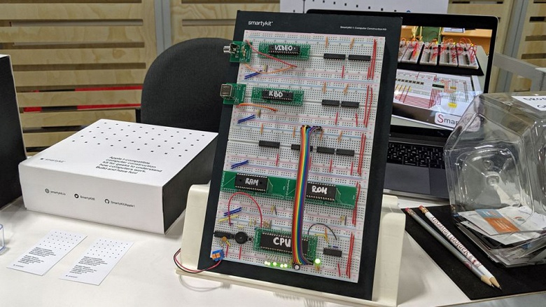 В набор SmartyKit 1 входит все необходимое для сборки ПК Apple I - 2 В набор SmartyKit 1 входит все необходимое для сборки ПК Apple I