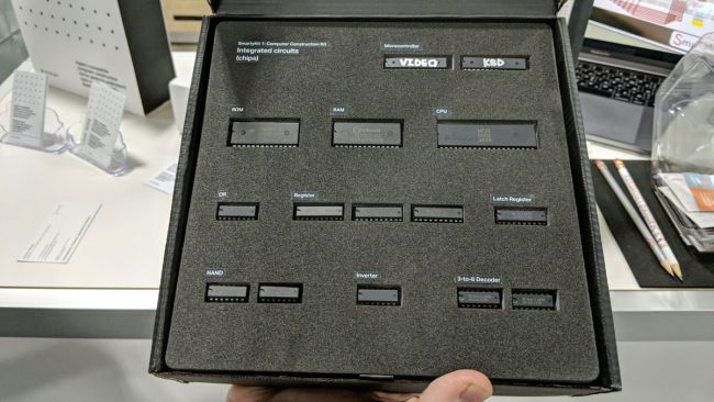 В набор SmartyKit 1 входит все необходимое для сборки ПК Apple I - 1 В набор SmartyKit 1 входит все необходимое для сборки ПК Apple I