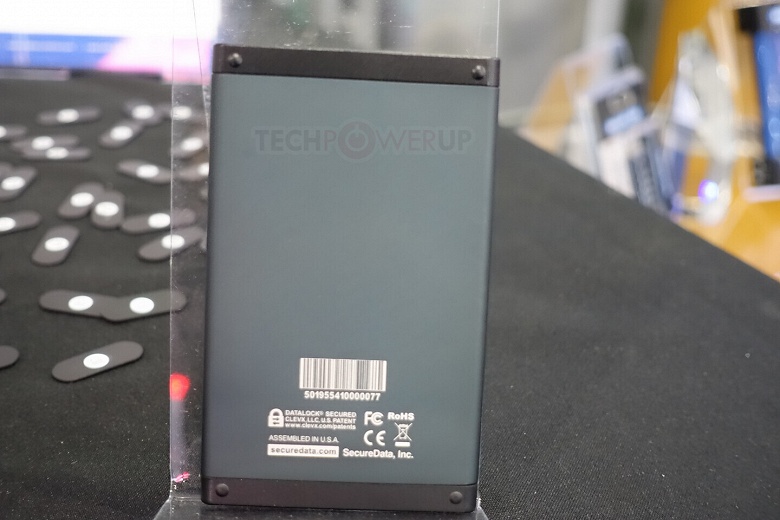 Защищенный внешний накопитель SecureData SecureDrive Duo оснащен клавиатурой