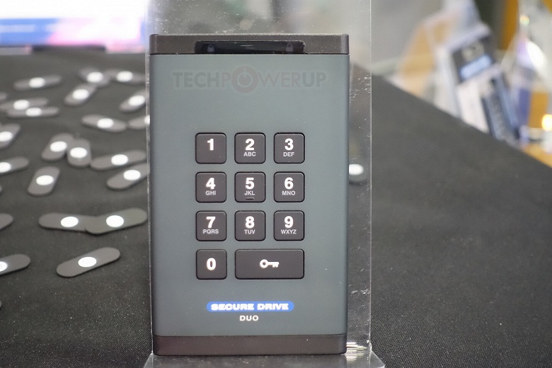 Защищенный внешний накопитель SecureData SecureDrive Duo оснащен клавиатурой