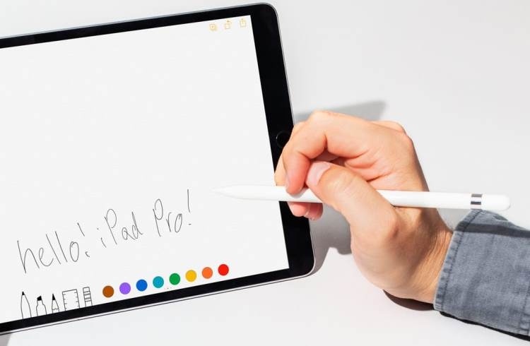 Apple Pencil следующего поколения может получить функцию распознавания жестов и встроенную камеру